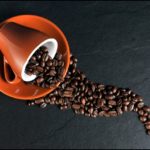 tasse avec grains de café