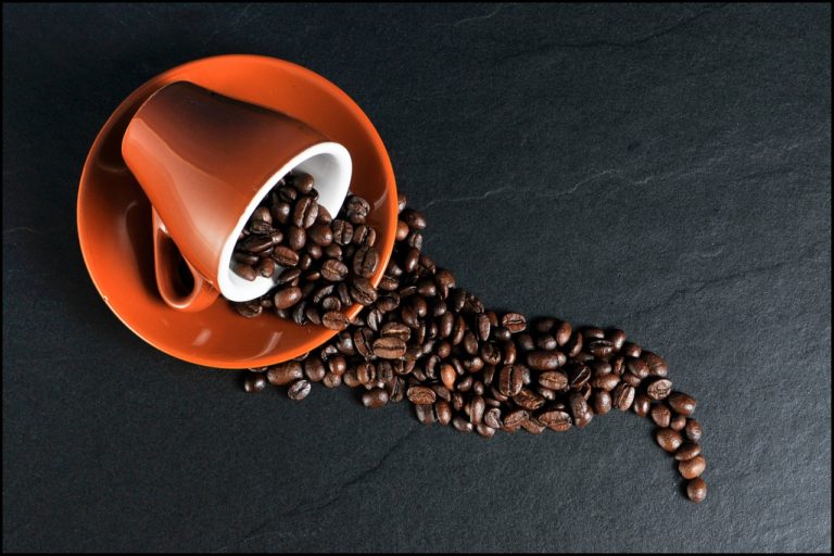 tasse avec grains de café